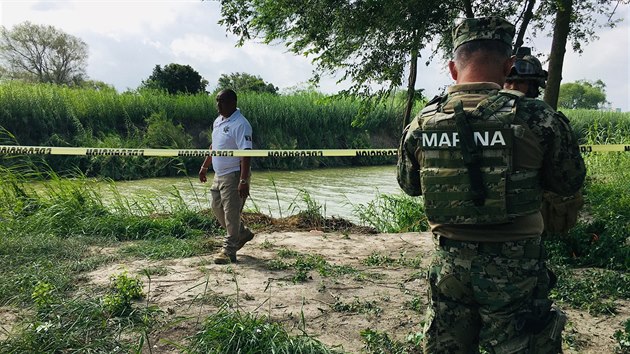 Mexit vojci na behu eky Rio Grande, kde utonul salvadorsk migrant s dcerou. (24. ervna 2019)