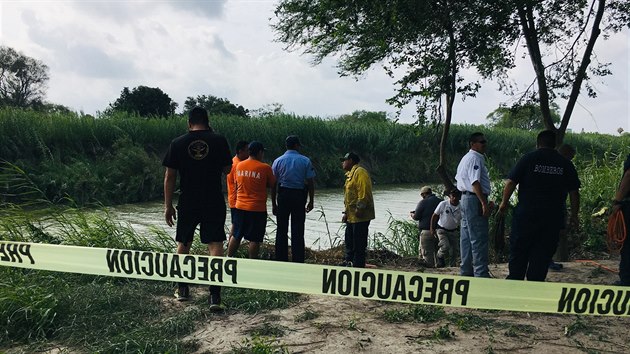 Mexick policie uzavela msto na ece Rio Grande, kde utonul salvadorsk migrant s dvouletou dcerou. (24. ervna 2019)