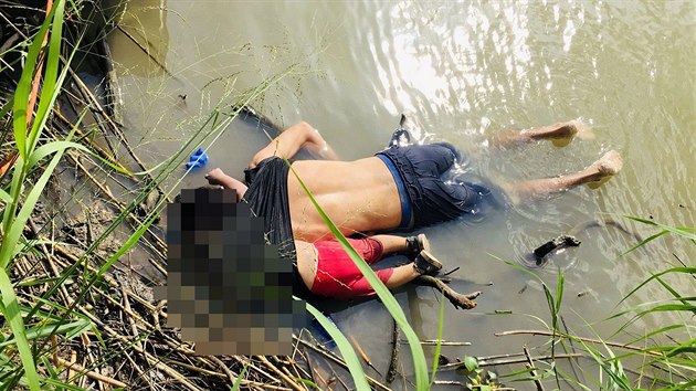 Tlo salvadorskho migranta a jeho dcery. Dvacetiptilet scar Alberto Martnez Ramrez a 
jeho dvoulet dcera Valeria utonuli na hranin ece Rio Grande mezi Mexikem a USA. (24. ervna 2019)