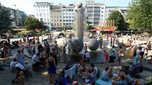 Lid si uvaj vody bhem letnho vedra v Koln nad Rnem (26. 6. 2019)