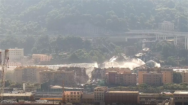 Postřik trosek strženého Morandiho mostu v italském Janově (28. 6. 2019)