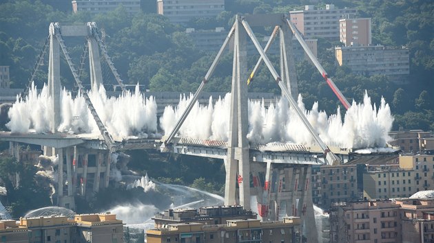Odstřel pilířů poškozeného Morandiho mostu v Janově (28. 6. 2019)