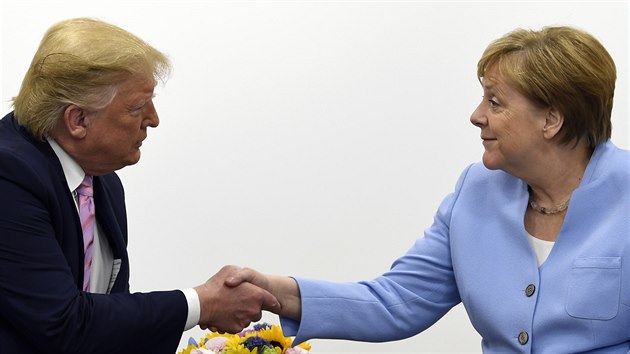 Americk prezident Donald Trump a nmeck kanclka Anglea Merkelov na summitu zem skupiny G20 v Japonsku (28. 6. 2019)