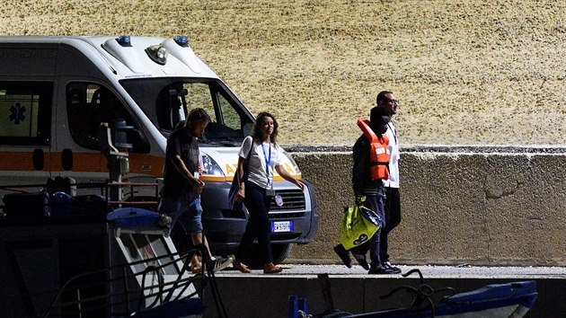 Nemocný migrant z lodi Sea Watch 3, kterého italští zdravotníci evakuují na pevnou půdu ostrova Lampedusa (27. června 2019)