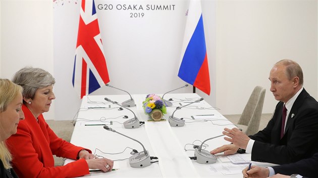 Poměrně chladné setkání britské premiérky Theresy Mayové a ruského prezidenta Vladimira Putina v japonské Ósace na summitu zemí G20 (28. června 2019)