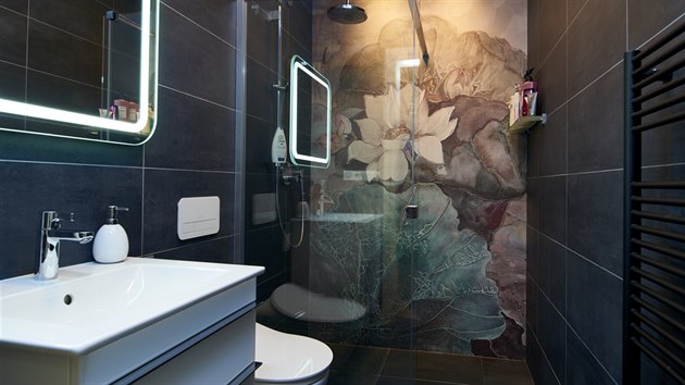V koupeln dominuj prostoru velkoformtov vododoln tapety.