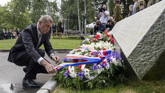 Premiér Andrej Babiš pokládá věnec při pietním aktu k uctění památky obyvatel obce Ležáky na Chrudimsku v původním místě této osady vyhlazené nacisty v roce 1942. (23.6.2019)