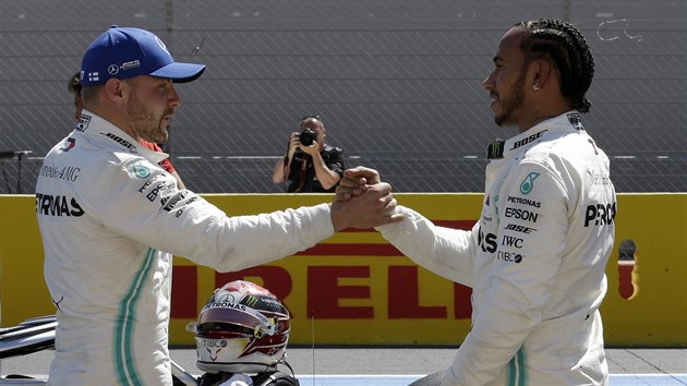 Kvalifikaci Velk ceny Francie formule 1 vldli piloti stje Mercedes. Zvtzil Lewis Hamilton (vpravo) ped Valtterim Bottasem.
