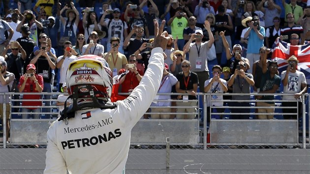 Lewis Hamilton  z Mercedesu zdrav po vhe v kvalifikaci Velk ceny Francie fanouky.