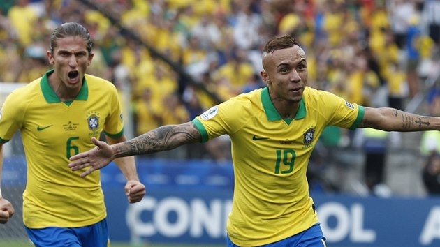Brazilec Everton se raduje z glu v zpase s Peru.