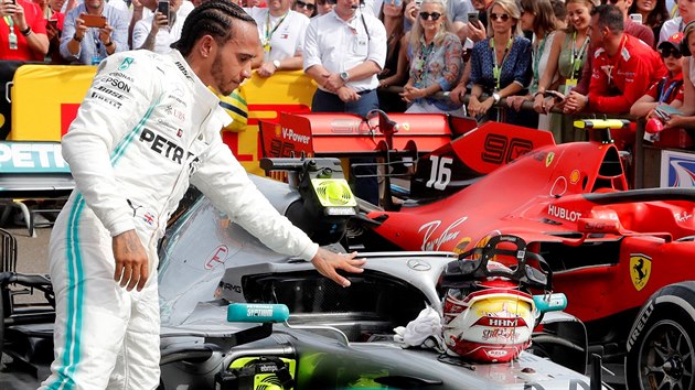 Lewis Hamilton z Mercedesu po vtzn Velk cen Francie F1.