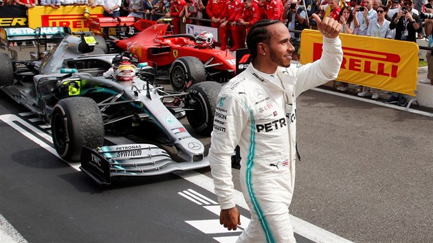 Lewis Hamilton se raduje z Mercedesu po vtzn Velk cen Francie F1.