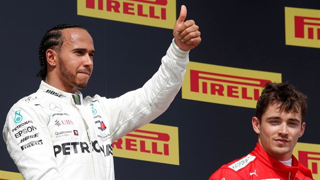 Vtz Lewis Hamilton (vlevo) a tet mu Velk ceny Francie  Charles Leclerc na stupnch vtz.