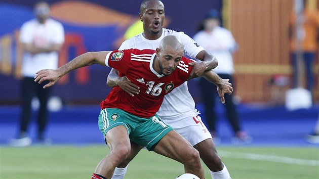 Noureddine Amrabat (v poped) z Maroka v souboji s Riaanem Hanamubem z Namibie.