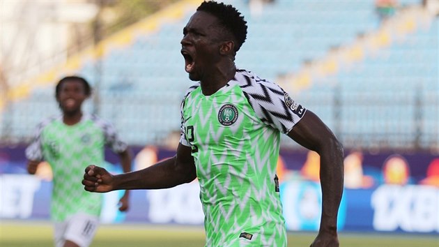 Nigerijsk fotbalista Kenneth Omeruo se raduje z glu v zpase s Guineou