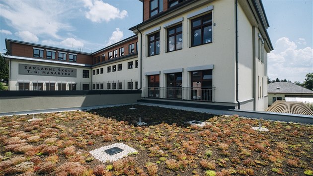 Zkladn kola T. G. Masaryka se zelenou stechou v Mnichovicch (19. ervna 2019)