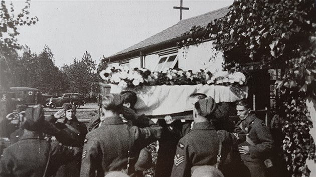 Nejslavnější rodák z Otaslavic na Prostějovsku, letecké eso RAF Josef František, byl pohřben na hřbitově v Northwoodu v hrabství Middlesex.
