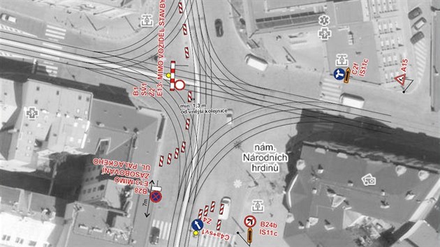 Mapa zobrazujc dopravn situaci a znaen na olomouckm nmst Nrodnch hrdin bhem oprav vozovky a pedevm kolej v ervenci a srpnu 2019.