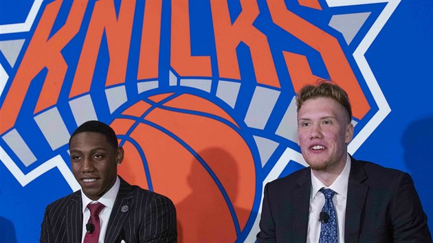 New York Knicks vsadili na Kanaany, v dradtu vybrali R. J. Barretta (vlevo) a Iggyho Brazdeikise,