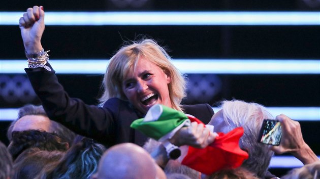 Diana Bianchediov oslavuje vtzstv milnsk kandidatury na hostitele zimn olympidy 2026.