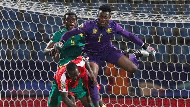 Kamerunsk glman Andre Onana (vpravo) zasahuje s pomoc Michaela Ngadeua (vlevo) proti Juarymu Soaresovi z Guiney-Bissau.