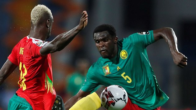 Michael Ngadeu (vpravo) z Kamerunu proti Fredericu Mendymu z Guiney-Bissau