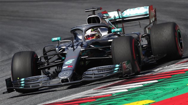 Lewis Hamilton bhem trninku na Velkou cenu Rakouska