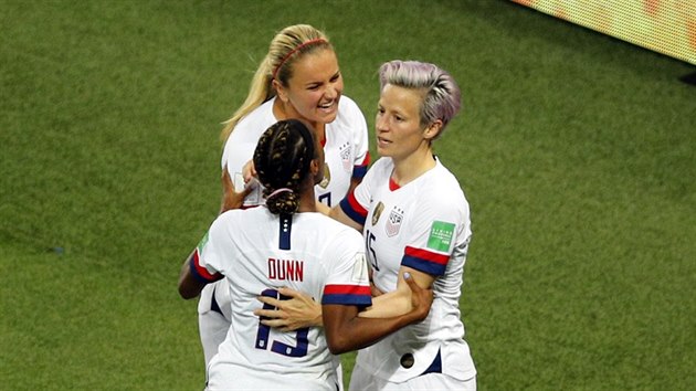 Americk fotbalistky oslavuj gl Megan Rapinoeov (vpravo) proti Francii.