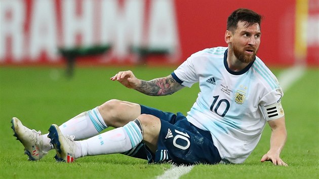 Argentinsk kapitn Lionel Messi v zpase s Venezuelou