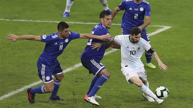 Argentinsk kapitn Lionel Messi (vpravo) u me v duelu proti Paraguayi.