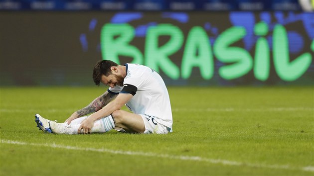 Argentinsk kapitn Lionel Messi bhem duelu proti Paraguayi.