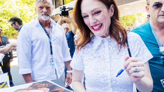 Julianne Moore se podepisuje fanoukm ped hotelem Thermal (29. ervna 2019).