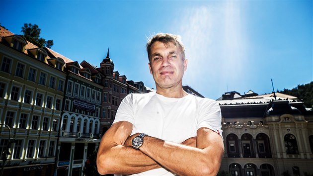 Na karlovarsk� festival dorazil i filmov� re�is�r a producent Adam Dvo��k, kter� pr�v� chyst� sn�mek o Tom�i Ba�ovi. Vyzpov�dali jsme ho pro n� po�ad Za sc�nou, kter� budete m�t mo�nost zhl�dnout b�hem �ervence (29. �ervna 2019).