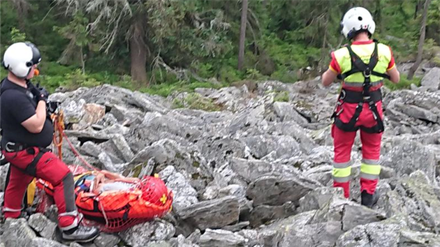 Horsk sluba a zdravotnci zasahovali u zrannho horolezce v Hndch skalch v Krkonoch (19. 6. 2019).