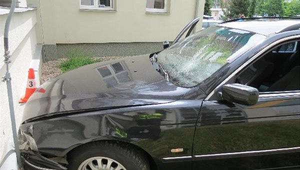Řidič jel extrémně nebezpečně centrem Hradce Králové, havaroval v areálu nemocnice (18. 6. 2019).