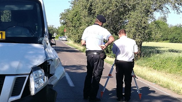 Cyklista vedouc kolo podlehl zrannm po stetu s dodvkou u Bohuslavic nad Metuj (25. 6. 2019).