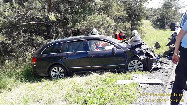 Nehoda cisterny s osobnm autem a dodvkou zastavila provoz na silnici z Temon do Kaznjova.