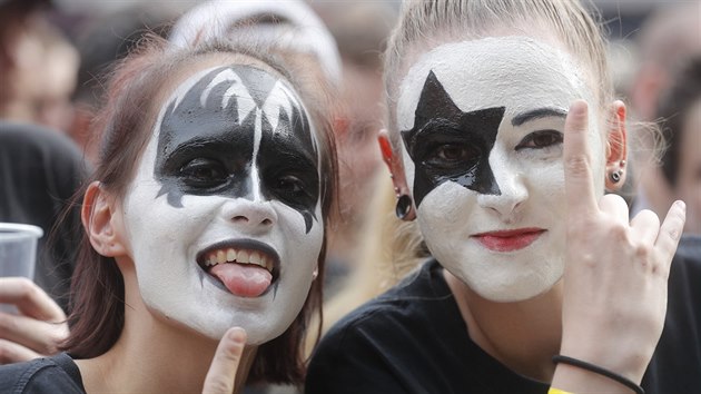 Fanynky kapely Kiss na akci Prague Rocks na stadionu v Edenu (19. ervna 2019)