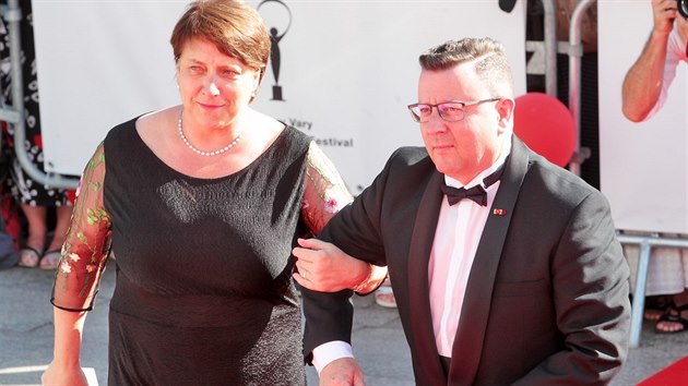 Ministr kultury Antonn Stank s manelkou na 54. filmovm festivalu v Karlovch Varech (28. ervna 2019).