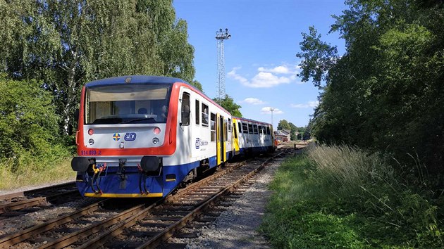 Ve Vysokm Mt na Orlickostecku na vhybce za jzdy vykolejil osobn vlak. Nikdo nebyl zrann, koda je tvrt milionu korun. (28. ervna 2019)