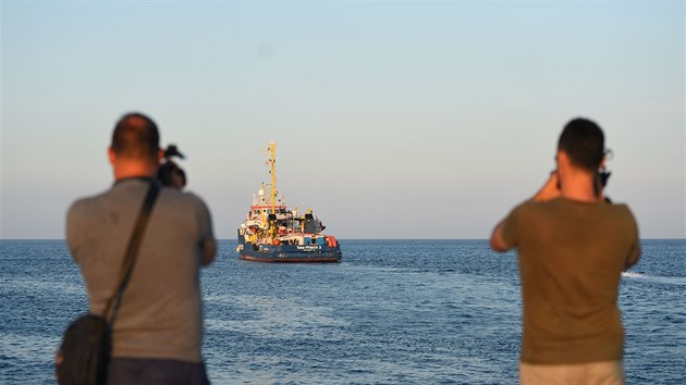Loď Sea-Watch 3, která měla na palubě několik desítek migrantů, přistála v italském přístavu na ostrově Lampedusa. (29. června 2019)