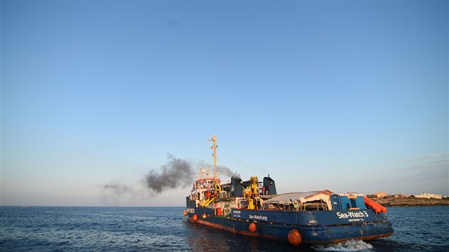 Loď Sea-Watch 3, která měla na palubě několik desítek migrantů, přistála v italském přístavu na ostrově Lampedusa. (29. června 2019)