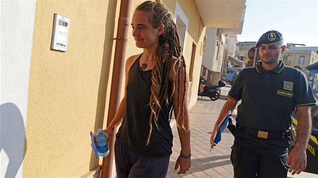 Kapitánka lodi Sea-Watch 3 Carola Racketeová byla po přistání v přístavu Lapedusa odvedena na policii. (29. června 2019)