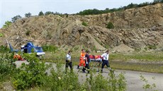 Zraněnou ženu musel z brněnského lomu Hády transportovat vrtulník (23. 6. 2019).