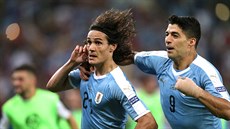 ROZHODL. Edinson Cavani (vlevo) z Uruguaye oslavuje gól proti Chile. Vpravo je...