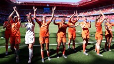 Nizozemské fotbalistky oslavují postup do semifinále mistrovství sv�ta.