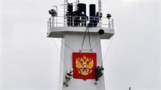 Akademik Lomonosov zakotvený v Murmansku dostává nový nátr. Za msíc vyplouvá...