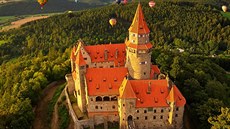 Pohled na hrad Bouzov na Olomoucku bhem tradiní fiesty horkovzduných balon.