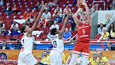 Česká basketbalistka Romana Hejdová střílí během úvodního zápasu EuroBasketu...