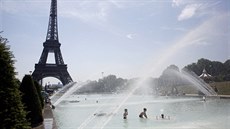 Lidé se chladí ve fontán ped Eiffelovou ví. (25. ervna 2019)